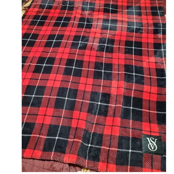 Victoria’s Secret Red Plaid Blanket w. Matching Tote Bag (limited edition NEW)